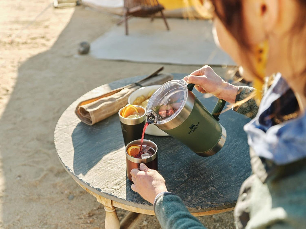 Stanley Stay-Chill Jarra de 64 onzas | Jarra de agua fría, cerveza y bebida con tapa, contenedor de bebidas duradero de gran capacidad con asa, acero inoxidable aislado, sin BPA, negro 2.0