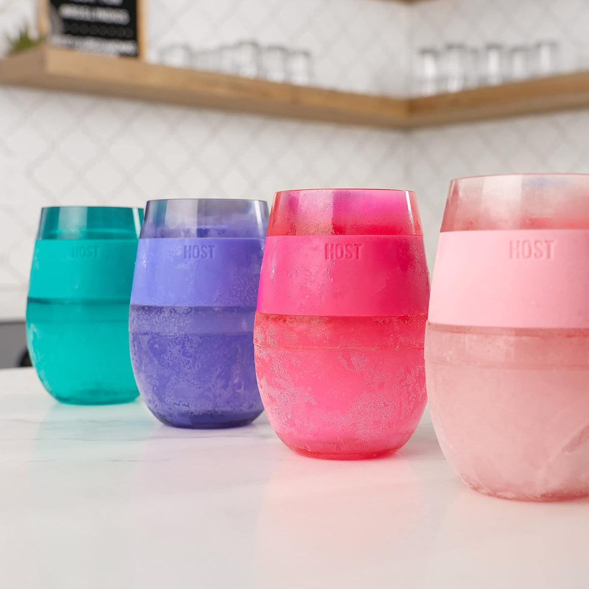 HOST - Juego de 4 vasos de refrigeración de plástico con aislamiento de doble pared congelable con gel congelador, copas de vino para vino tinto y blanco, 8.5 onzas, varios colores translúcidos