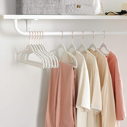 SONGMICS Ganchos de Ropa de Terciopelo 50 PCS, Giratorios de 360° | Para Ropa Fina y Abrigos, Antideslizantes y Ahorradores de Espacio, MCRF026W03