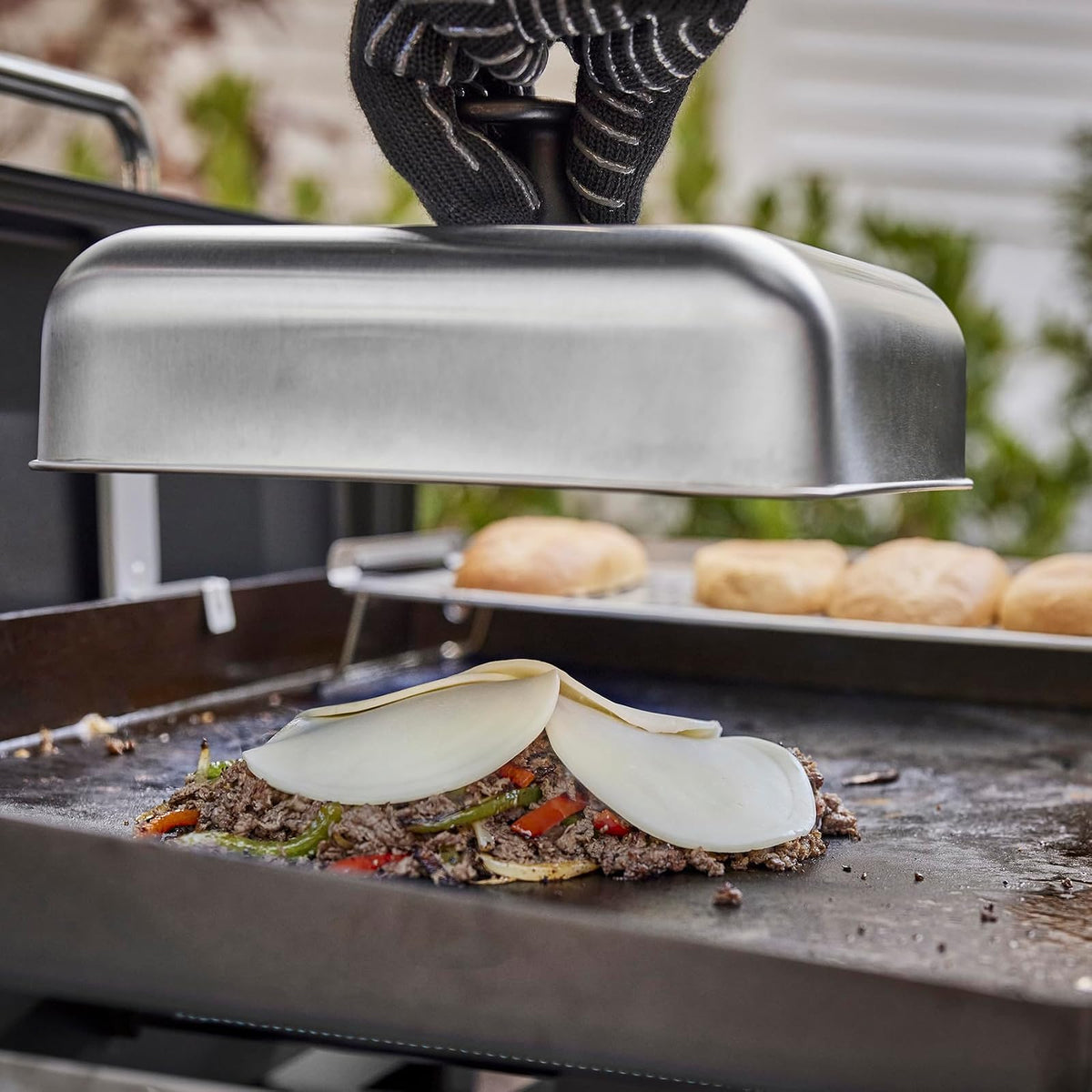 Weber - Tapa para Hamburguesas | Cubre 4 hamburguesas, para derretir queso y cocinar verduras y arroz al vapor - (10 x 10 pulgadas), accesorios de cocina para