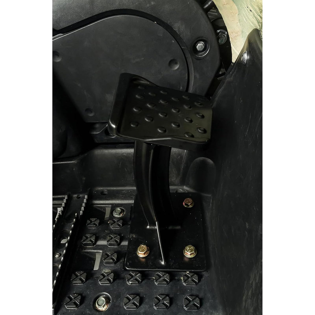 Pedestal Trasero para Tumbona Black Boar ATV – Diseño Duradero de Aluminio Fundido Recubierto de Polvo y Superficie Perforada para un Agarre Firme del pie, se Monta en la mayoría de estribos de ATV,