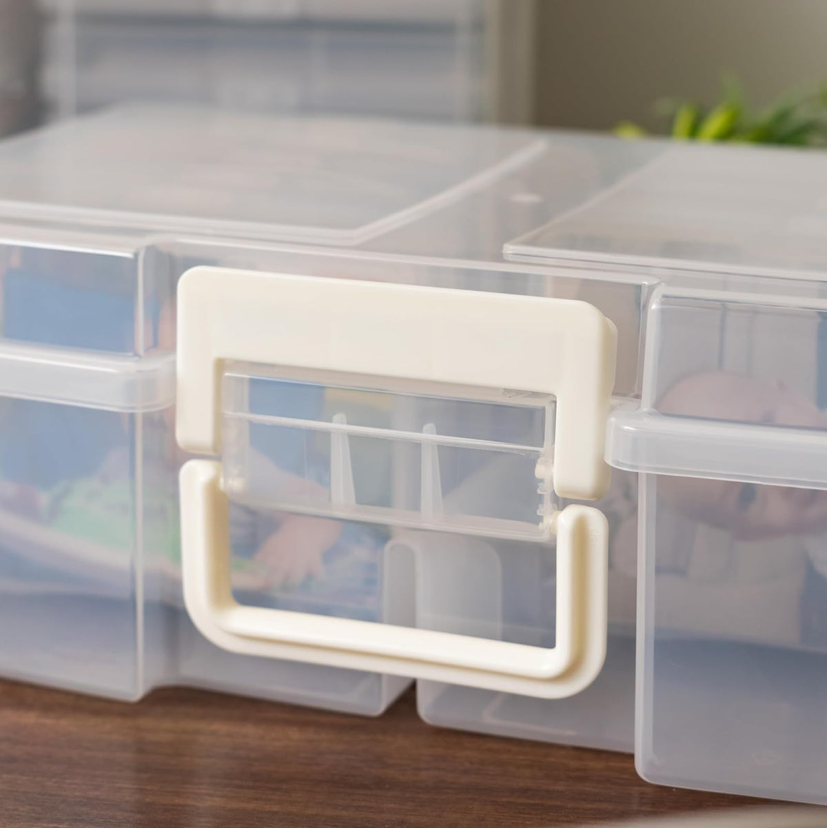 IRIS USA Caja Organizadora para Fotos, 12 Estuches, 2 Piezas, Clara | Compatible con fotos 4"x6", asa integrada, organizador para tareas, calcomanías, recortes y tarjetas didácticas