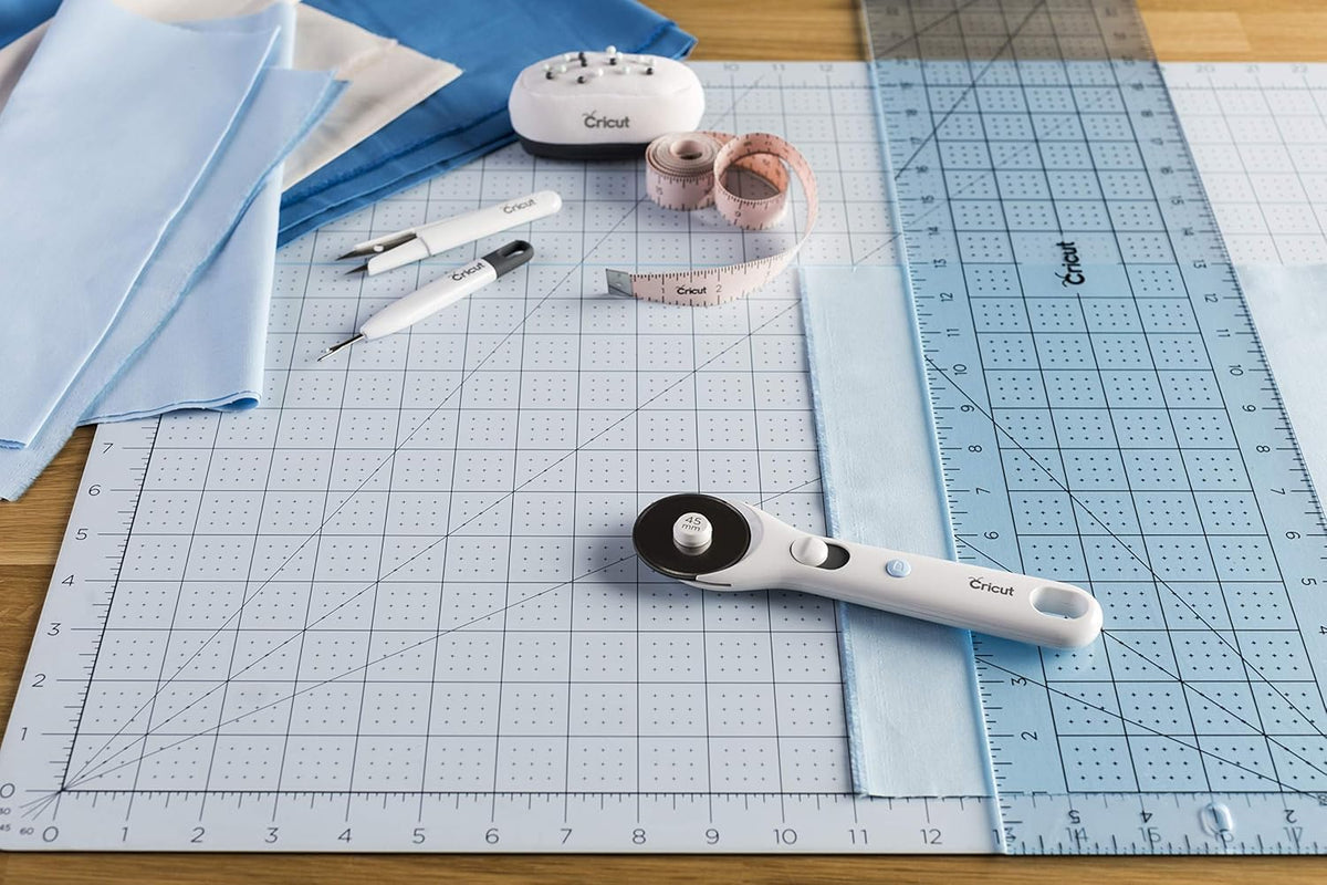 Cricut Cortador rotativo – Cortador rotativo para proyectos de tela, costura y acolchado, compatible tanto para diestros como para zurdos, [45 mm]