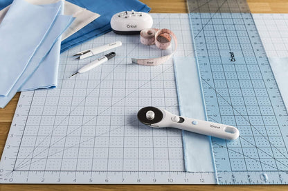 Cricut Cortador rotativo – Cortador rotativo para proyectos de tela, costura y acolchado, compatible tanto para diestros como para zurdos, [45 mm]