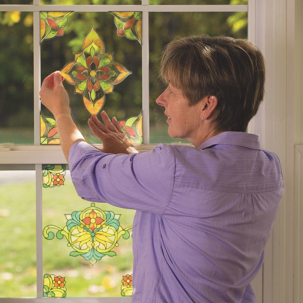 S&S Worldwide Se adhiere a vidrieras reposicionables y reutilizables: añade belleza a cualquier ventana o habitación con 11-3/4 pulgadas x 7-7/8a sin adhesivos, decoraciones estáticas, 4 diseños coloridos. Paquete de 12