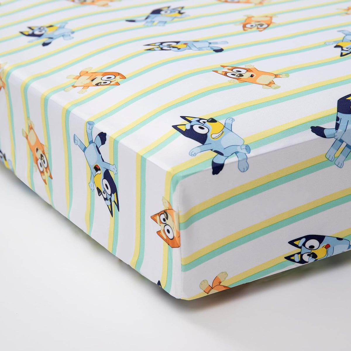 Bluey - Juego de Cama de 4 Piezas para niños pequeños, Incluye edredón, Juego de sábanas, sábana Bajera Ajustable, Funda de Almohada Reversible para Cama de niños o niñas, Color Azul
