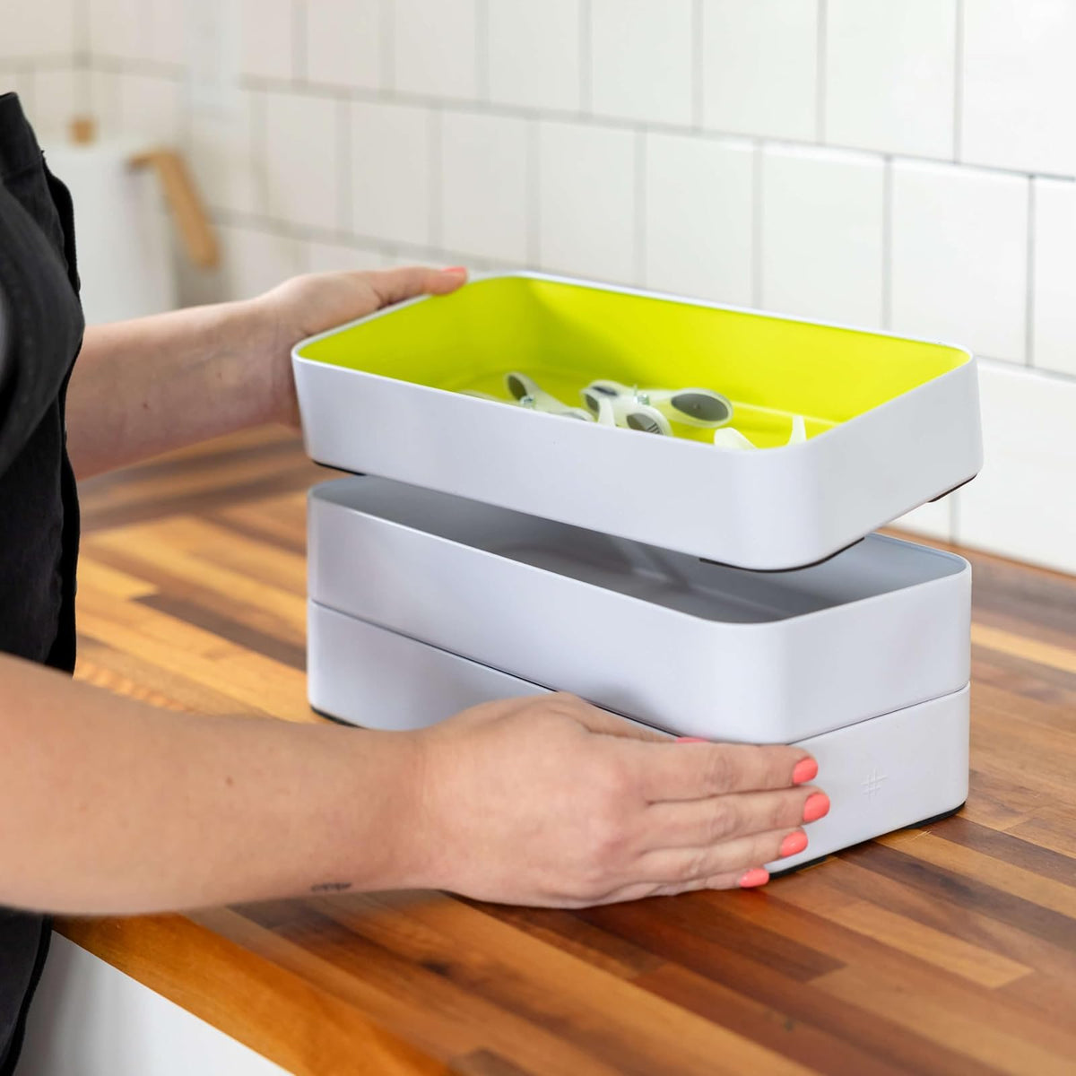 Tres por tres Seattle - Juego de 5 bandejas organizadoras de metal poco profundas para almacenar maquillaje, papelería, utensilios y más en computadora de oficina, cocina y baño (1 pulgada, varios