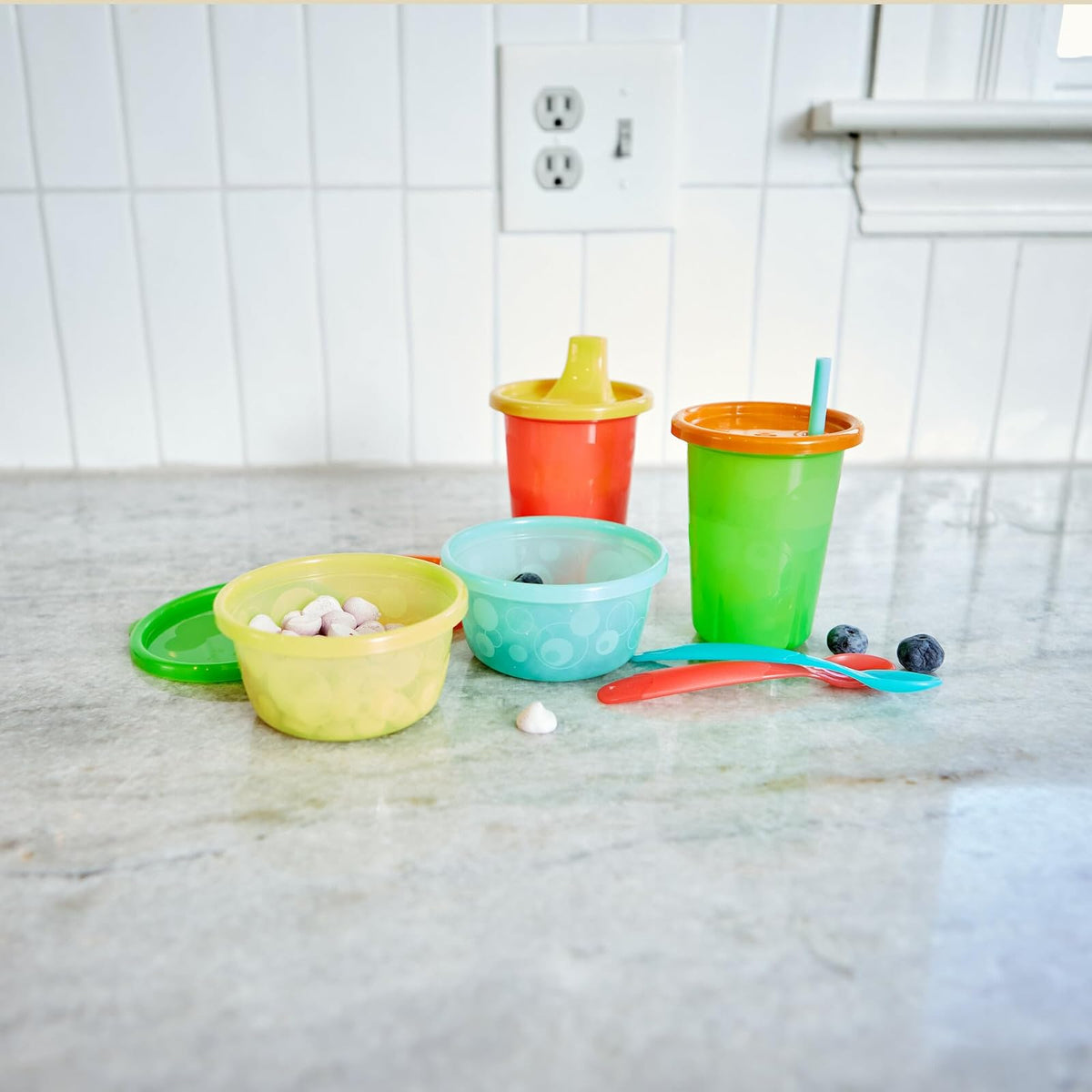 The First Years Take & Toss - Copas de paja para niños pequeños, a prueba de derrames con tapas y popotes a presión, suministros de alimentación para niños pequeños y suministros para fiestas de