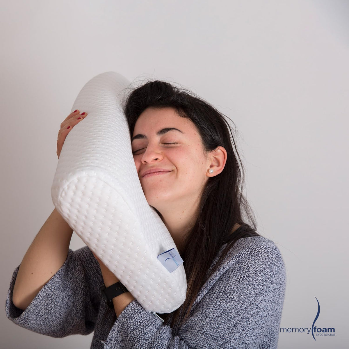 MEMORY FOAM: Almohada en forma Curva Ortopédica, Mantiene la Postura Correcta de Cabeza y Cuello, es de espuma viscoelástica con funda removible de velour para facilitar su lavado. Hipoalergénica.