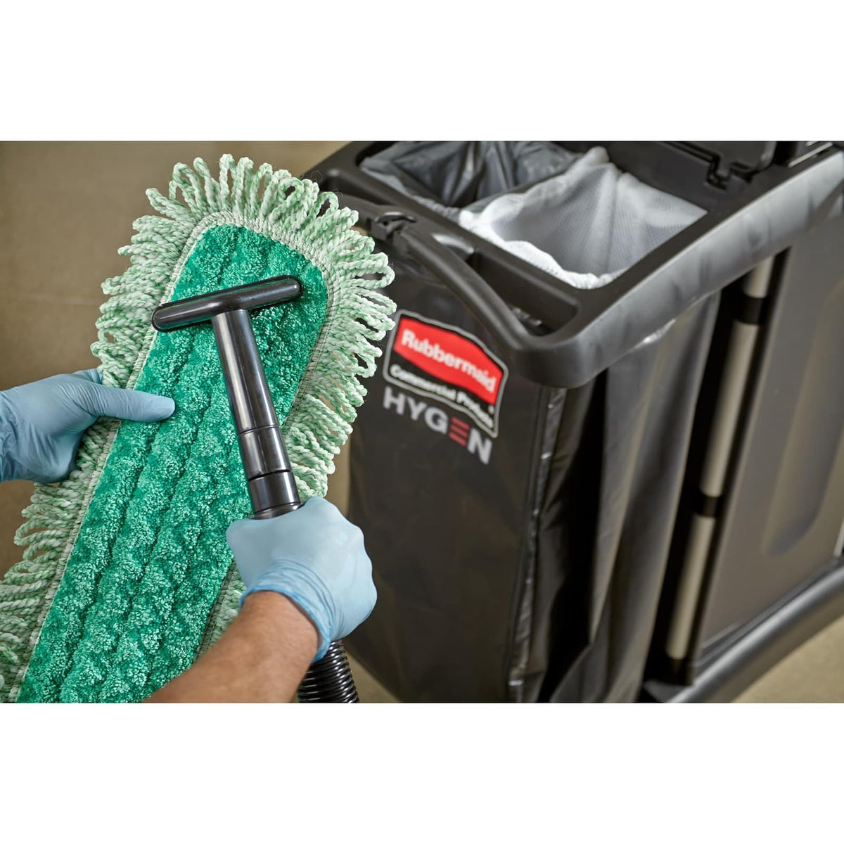 Rubbermaid Commercial Products HYGEN - Almohadilla de microfibra para el polvo de 60 pulgadas con flecos, color verde, para limpieza profesional y limpieza industrial de alta resistencia, para