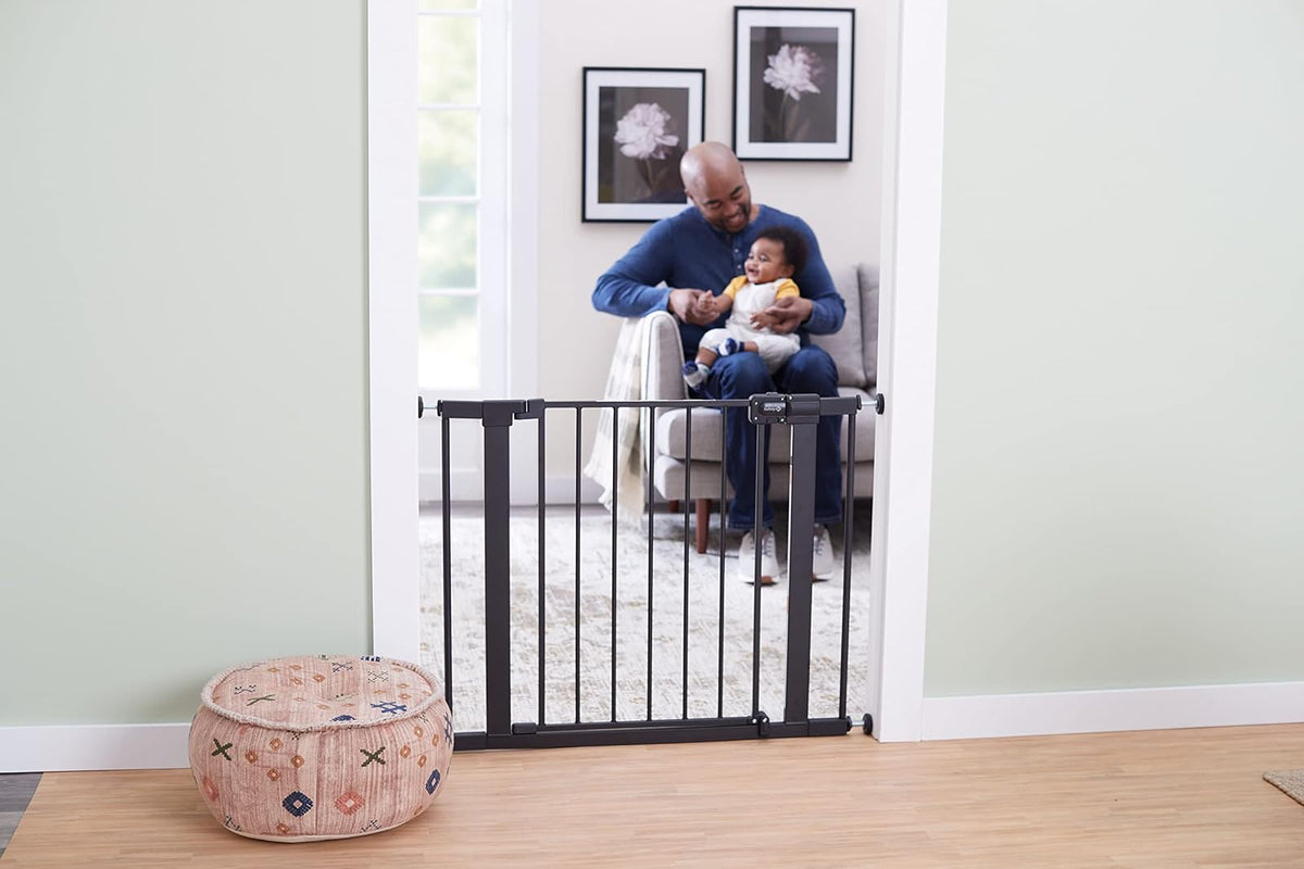 Safety 1st Puerta de Paseo Easy Install GA105CBLK | Negro, metal, 28 in alto, ajustable 29-38 in, 6-24 meses