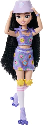 Muñeca Barbie Dream Besties y Accesorios, Renee Posable Muñeca de Moda de Patinaje Sobre Ruedas con Cabello Negro, 12 Piezas Temáticas de Video y Alimentos, JFX99