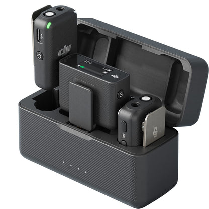 dji Micrófono (2 TX + 1 RX + Funda de Carga), micrófono inalámbrico Lavalier, Rango de 250 m, batería de 15 Horas, cancelación de Ruido, para PC, iPhone, Android, entrevista de grabación, Vlogs