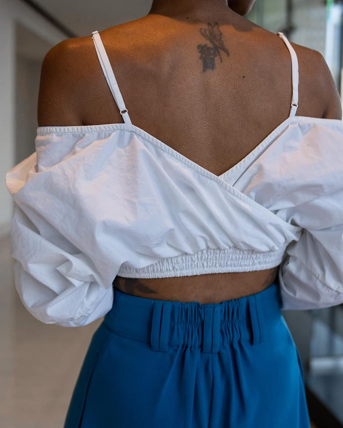 The Drop Crop Top para Mujer, Drapeado con Hombro Descubierto, Blanco, por @signedblake