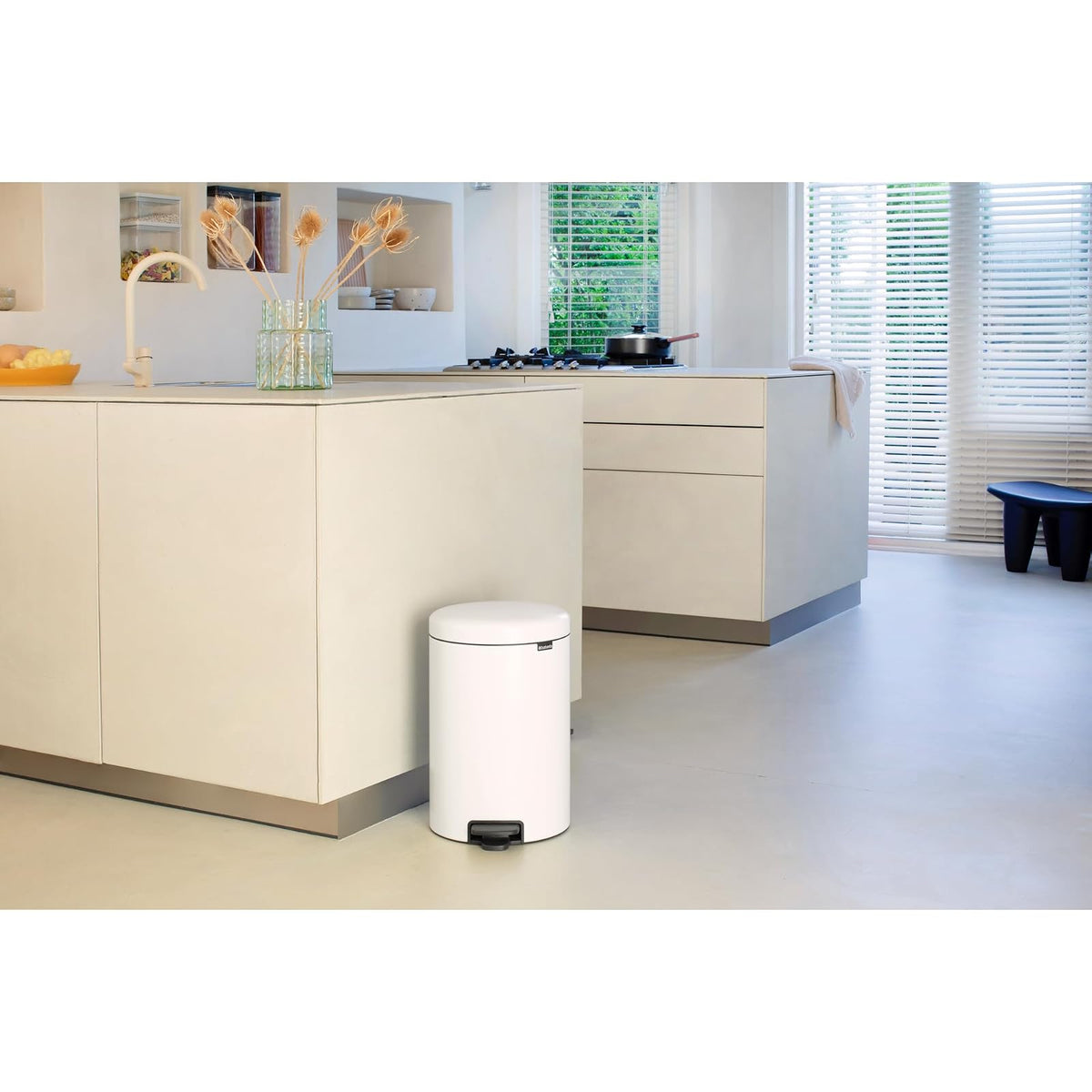 BRABANTIA | Bote de Basura NewIcon con Pedal | 20 L (5.3 Gal) | Acero y Plástico | Cierre Suave y Antiodor | Ideal para Cocina o Baño | Color: Blanco | Mod. 111846