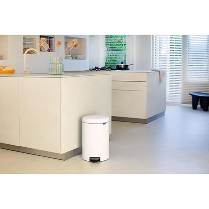 BRABANTIA | Bote de Basura NewIcon con Pedal | 20 L (5.3 Gal) | Acero y Plástico | Cierre Suave y Antiodor | Ideal para Cocina o Baño | Color: Blanco | Mod. 111846