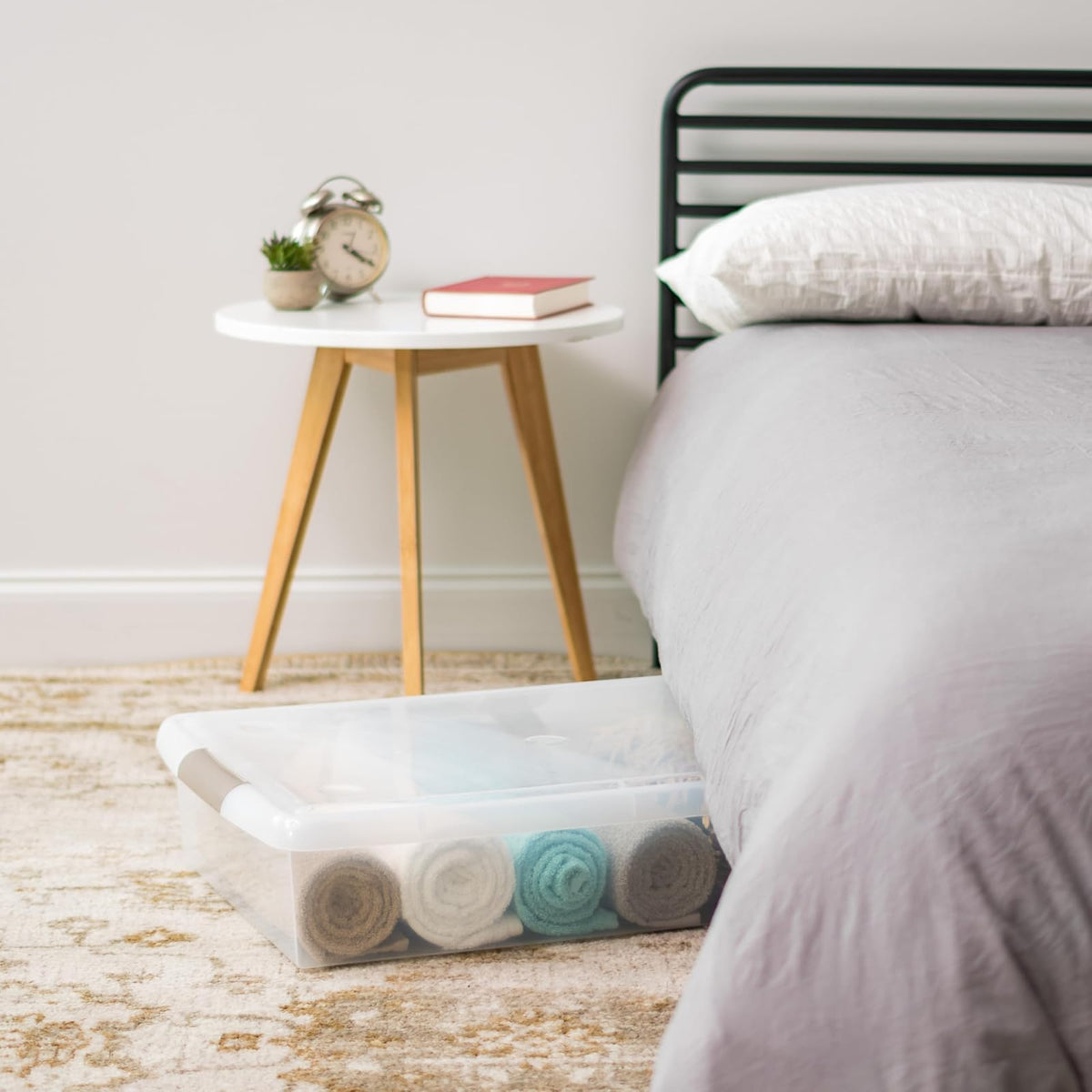 IRIS USA Contenedor Bajo Cama de 40 Qt con Tapa, Gris/Transparente | Guarda ropa, zapatos, ropa de cama y artículos de temporada con protección segura debajo de la cama