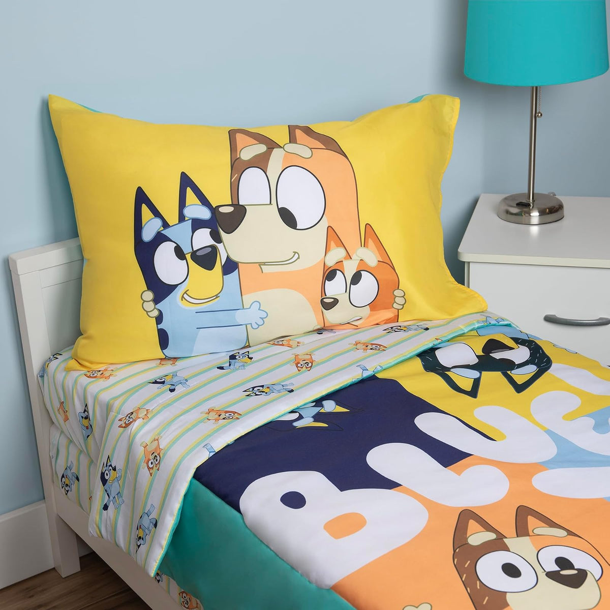 Bluey - Juego de Cama de 4 Piezas para niños pequeños, Incluye edredón, Juego de sábanas, sábana Bajera Ajustable, Funda de Almohada Reversible para Cama de niños o niñas, Color Azul