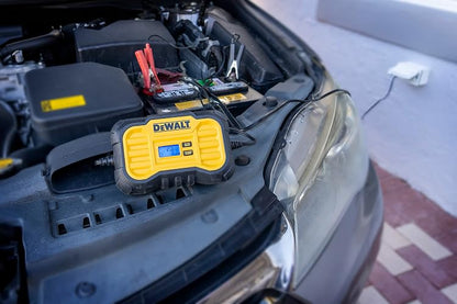 DeWalt DXAEC10 Cargador de Batería Profesional de 10 Amperios y Mantenedor de Batería de Goteo, Amarillo