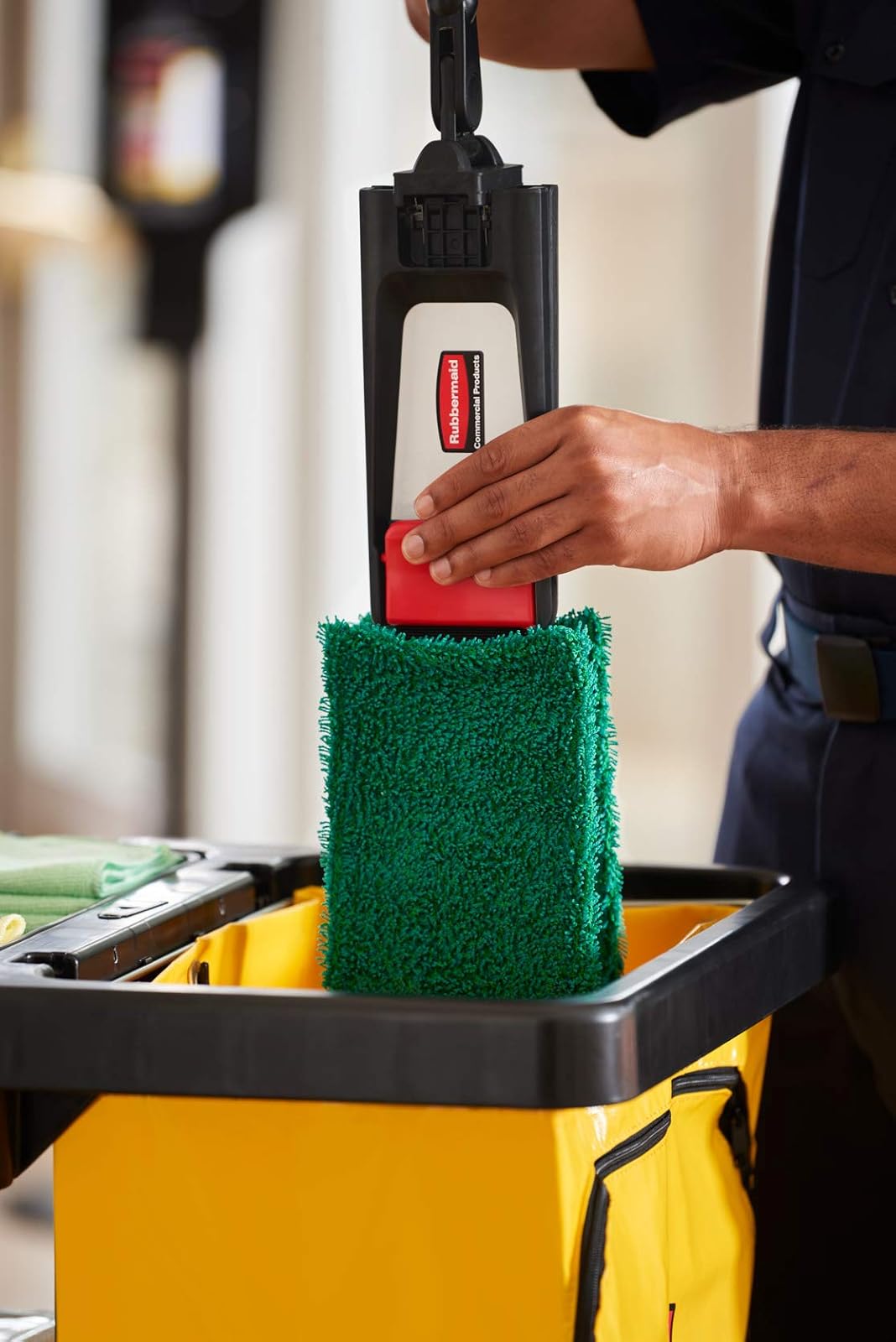 Rubbermaid Commercial Products - Almohadilla de microfibra plana adaptable de 18 pulgadas, color verde para limpieza y limpieza ligera, con funciones de pestaña/bolsillo