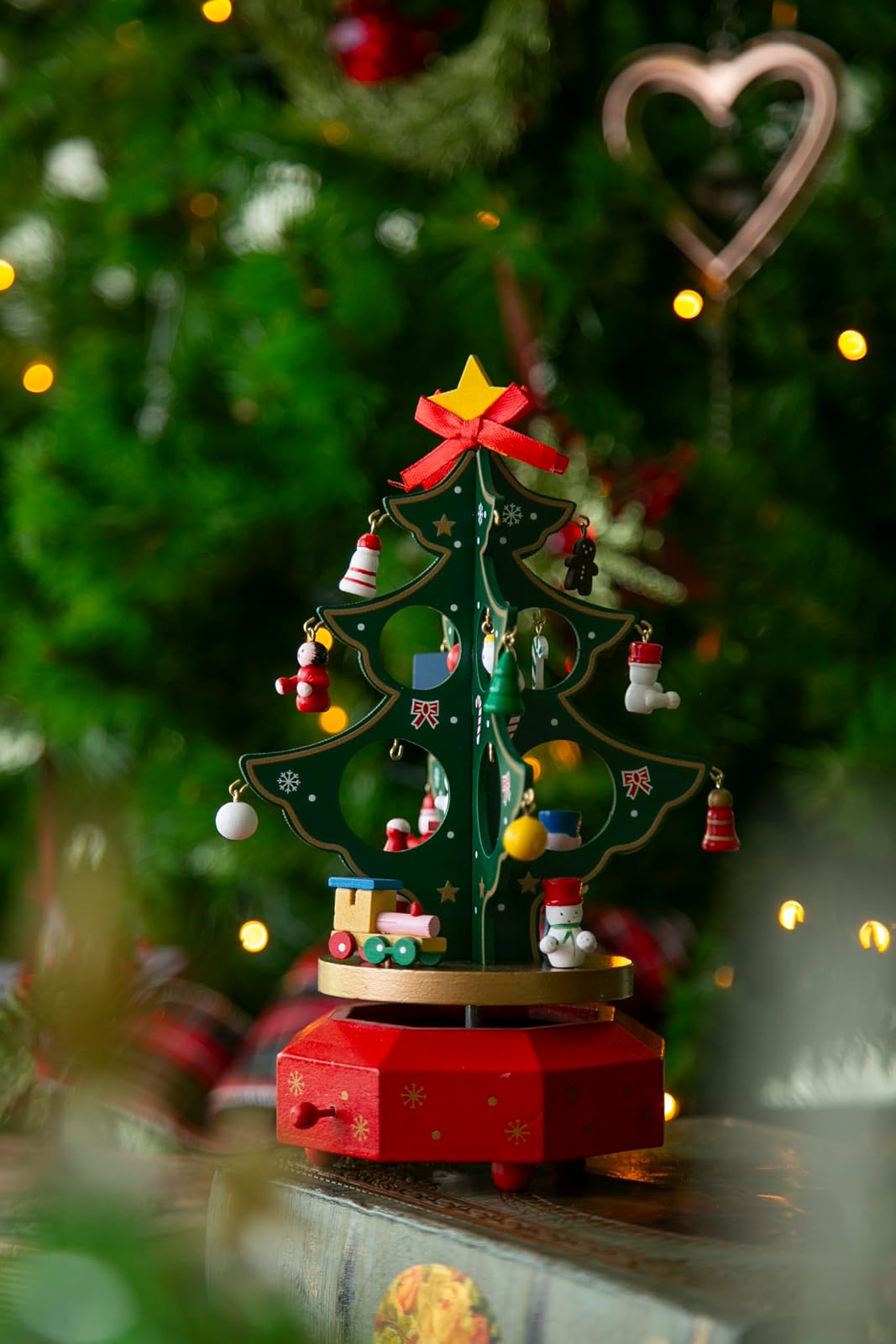 Running Árbol Navideño con Caja Musical | Decoración de Navidad para Sala, Comedor o Escritorio | Color Verde con Rojo | 24 cm