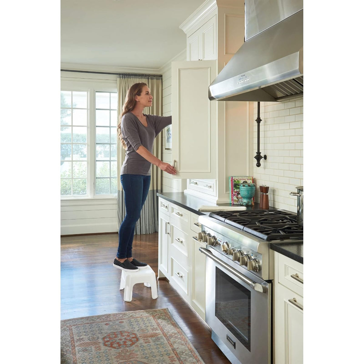 Rubbermaid Commercial Products Step-Stool – Banquito para Baño y Cocina, Taburete de Plástico Resistente, Un Escalón, Blanco FG420087WHT