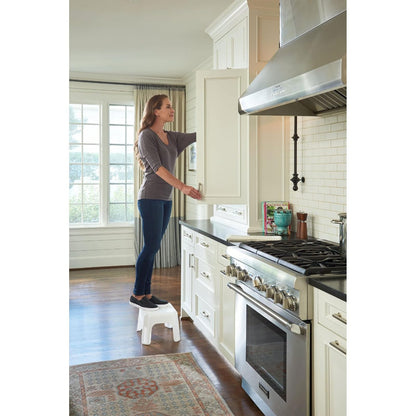 Rubbermaid Commercial Products Step-Stool – Banquito para Baño y Cocina, Taburete de Plástico Resistente, Un Escalón, Blanco FG420087WHT