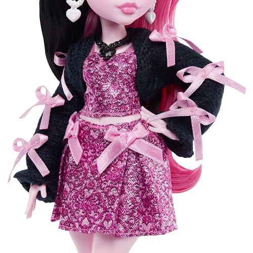 Monster High Muñeca Look Monstruoso Draculaura con Vestido, 7 Accesorios de Moda, Mascota Count Fabulous, para niñas de 4 años en adelante
