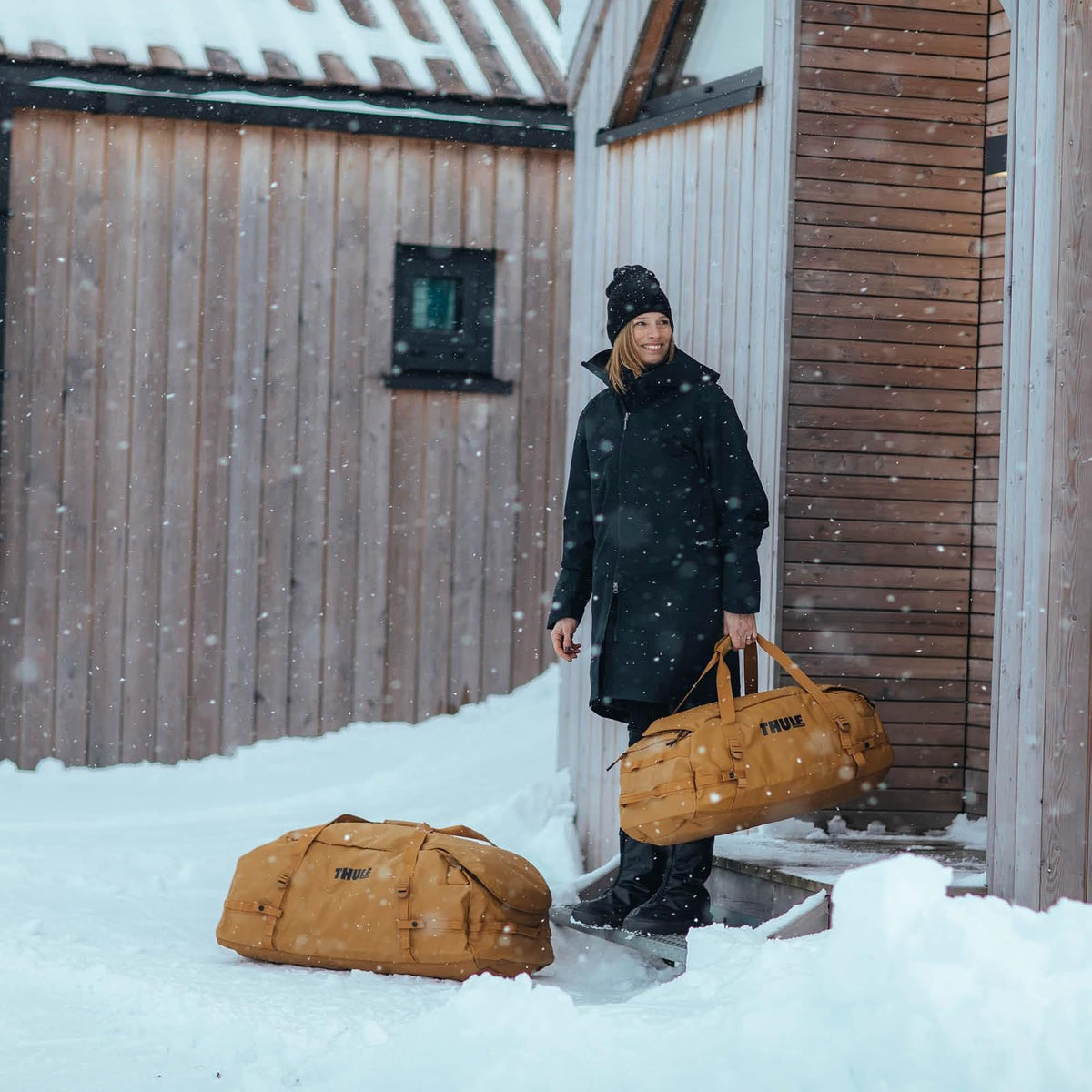 Thule Chasm Maleta de Viaje 90L | Negra, lona robusta resistente a la intemperie, correas convertibles a mochila, impermeable