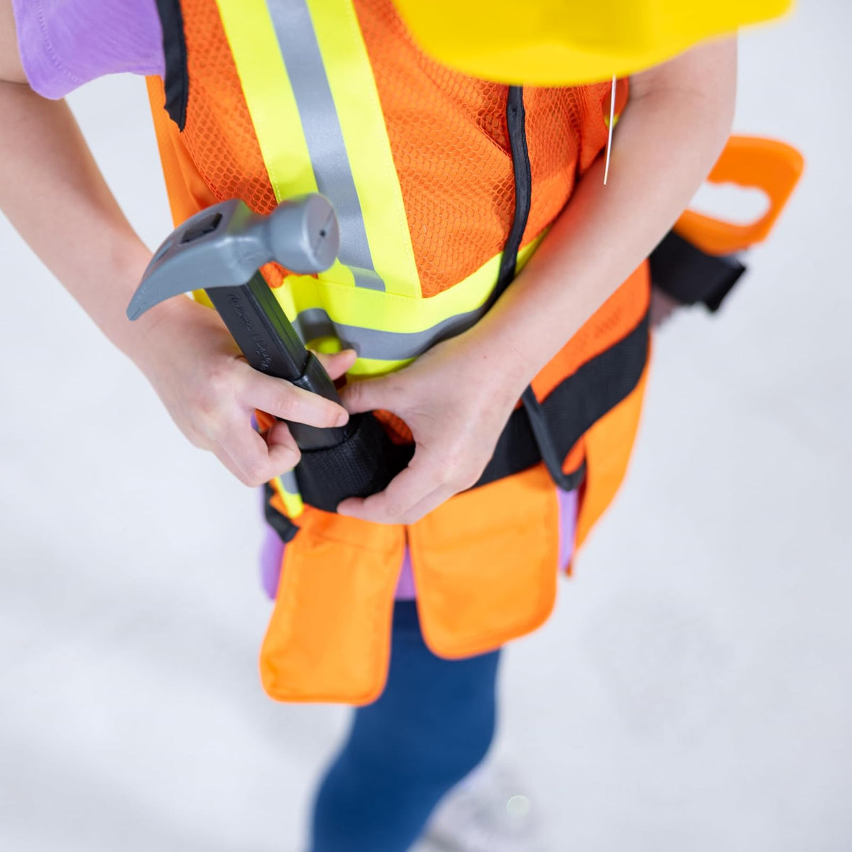 Melissa & Doug Disfraz De Obrero De La Construcción | 6 piezas, construcción de juego de simulación, chaleco, sombrero duro, herramientas para niños, cinturón, sierra, martillo