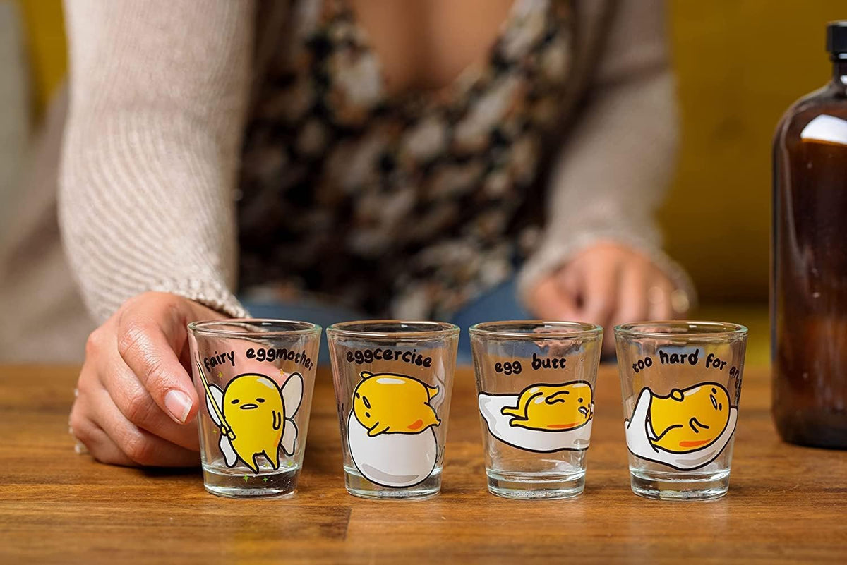 Silver Buffalo Sanrio Hello Kitty and Friends Gudetama Lazy Egg Poses Paquete de 4 mini vasos de 1.5 onzas