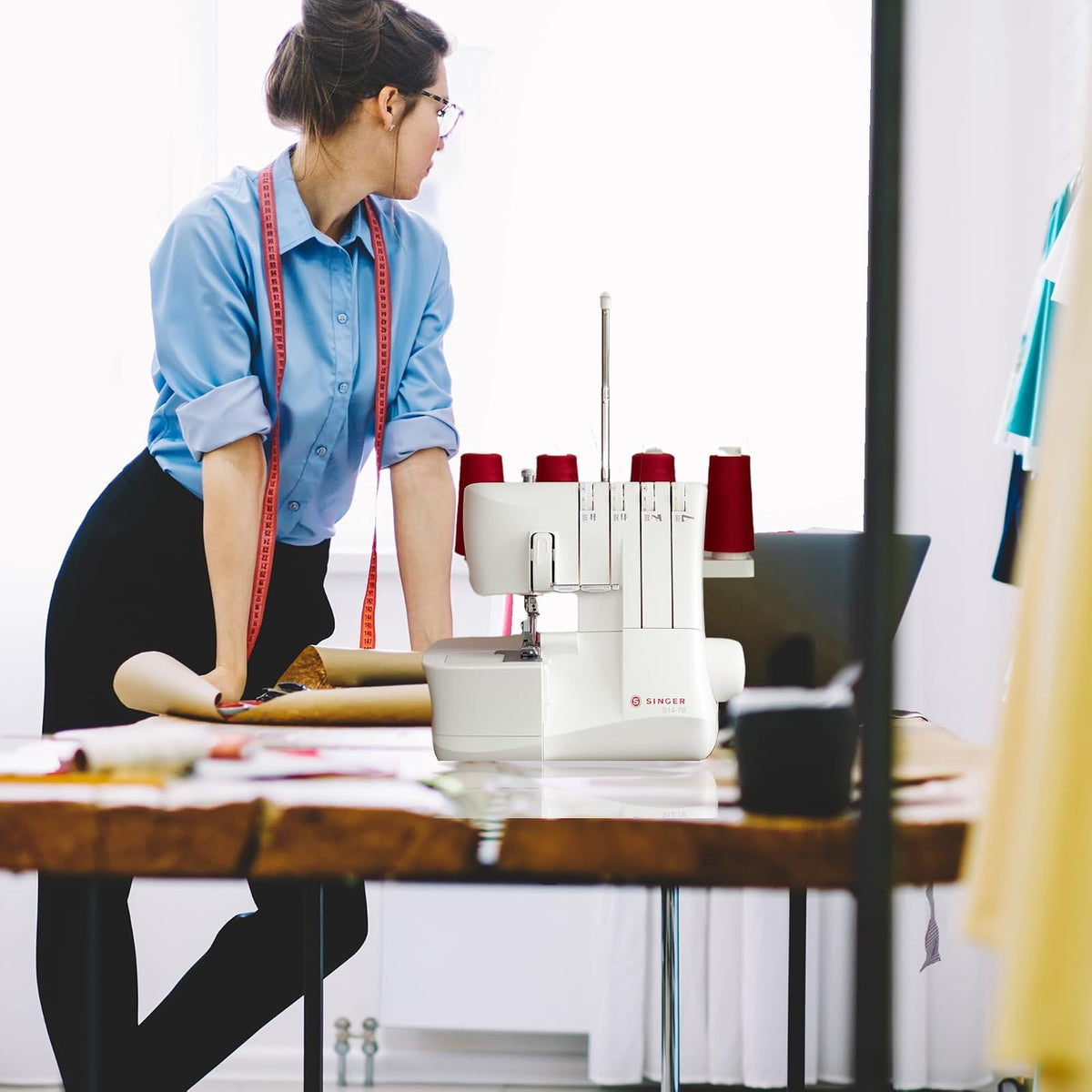 SINGER S14-78 Serger con kit de accesorios | Máquina Overlock con capacidad de puntadas 2-3-4, 1200 puntadas/minuto, alimentación diferencial, luz LED y brazo última intervensión, blanco