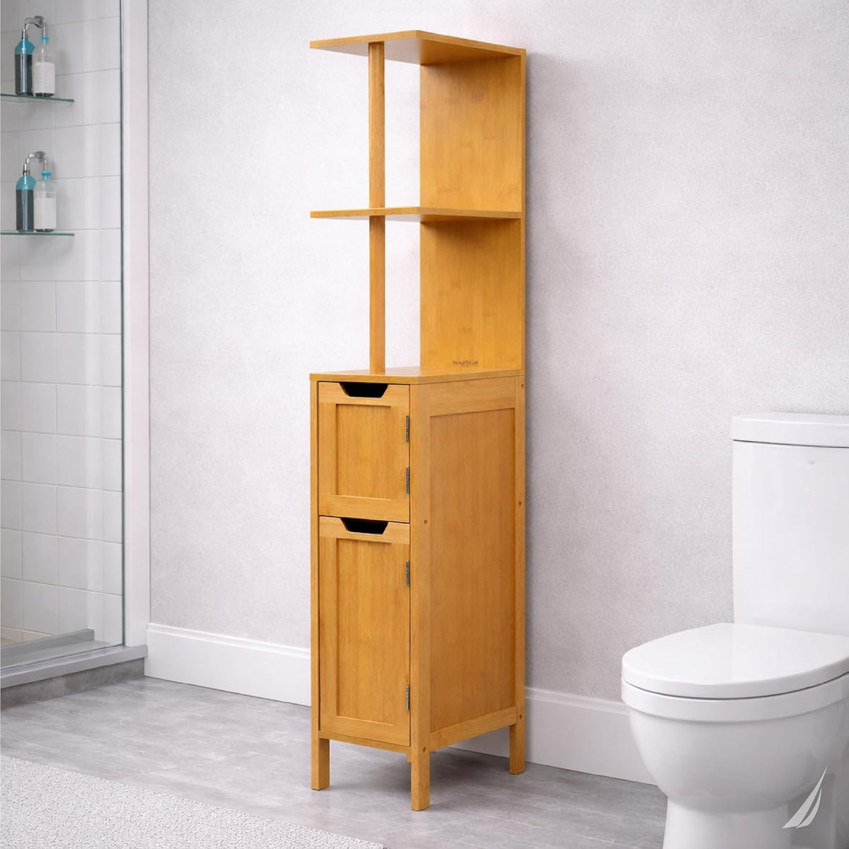 Nautica Home Mueble Organizador de Baño con Estantes y Gabinete, Torre de Almacenamiento de Bambú para Baño, Estantería Alta Compacta con Puertas para Espacios Reducidos