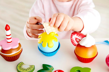 Hape , Set de Juegos para Cupcakes de Madera: Juego Creativo de Repostería y Cocina para Niños, Incluye Aderezos y Decoraciones Divertidas. De 2 a 8 años. E3157
