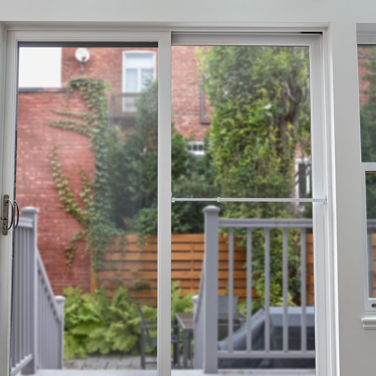 Ideal Security Inc. sk110 W Patio puerta barra de seguridad, color blanco, Blanco