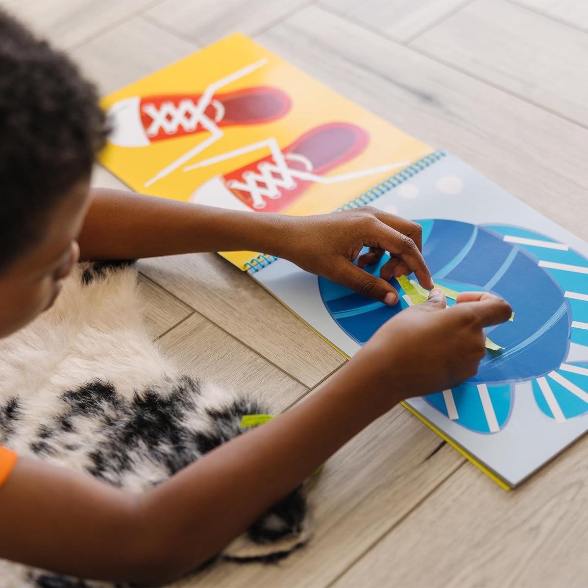 Melissa & Doug Libro de actividades con cintas, contribuye al aprendizaje temprano de habilidades, 4 rollos de cinta de rasgado fácil, resistente encuadernación en espiral, 20 páginas, 27.686 cm alto x 20.066 cm ancho x 1.143 cm largo