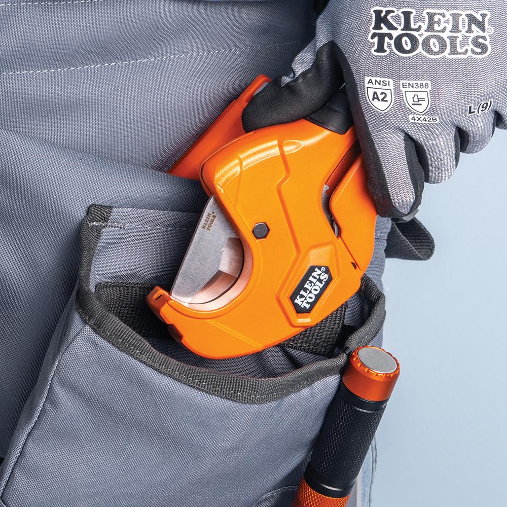 Klein Tools 50063 Cortatubos de PVC con carraca, corta 1-1/4 pulgadas de diámetro interior PVC, CPVC, tubos PEX, operación con una sola mano, cuchillas reemplazables