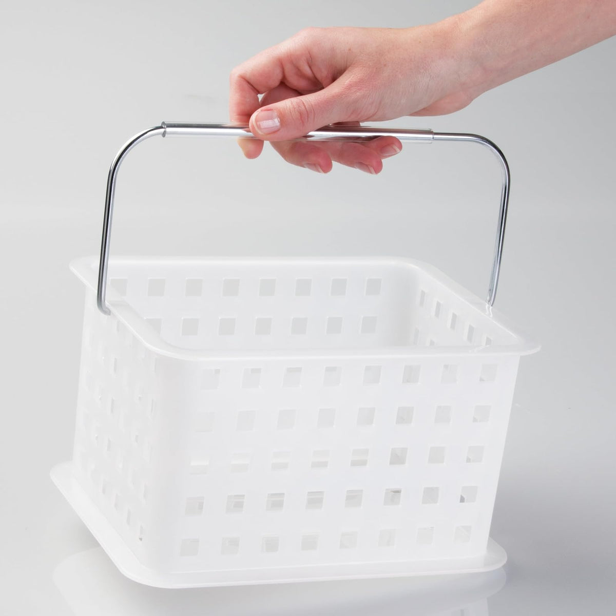 InterDesign Canasta de SPA, Pequeño, Frost (Blanco) | Con asa, portátil, para recámara o baño
