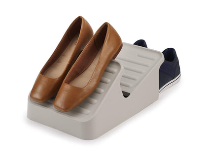 Joseph Joseph Shoe-In - Organizador Compacto de 2 Niveles para Ahorrar Espacio, con Capacidad para Hasta 3 Pares, Color Crudo