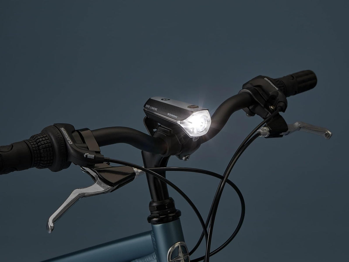 Schwinn - Juego de luces LED para bicicleta, faros delanteros recargables por USB y luz trasera que funciona con pilas, con correa de silicona de montaje sin herramientas, pieza de bicicleta y