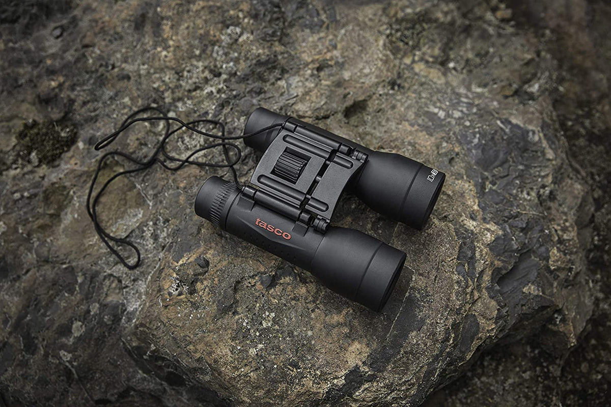 Tasco Binoculares Essentials Prisma Roof 10x32 mm Práctico y Ligero de Viaje. Binocular con Funda y Correa de Cuello. Prismáticos con Uso Multipropósito