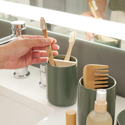 iDesign Eco Vanity - Soporte para cepillos de Dientes de cerámica con Separador de Madera de Paulownia, Musgo/Natural