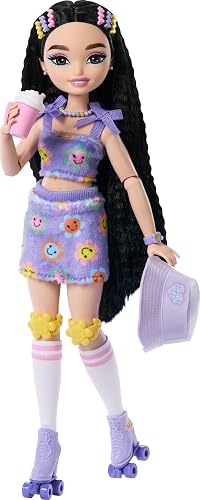 Muñeca Barbie Dream Besties y Accesorios, Renee Posable Muñeca de Moda de Patinaje Sobre Ruedas con Cabello Negro, 12 Piezas Temáticas de Video y Alimentos, JFX99