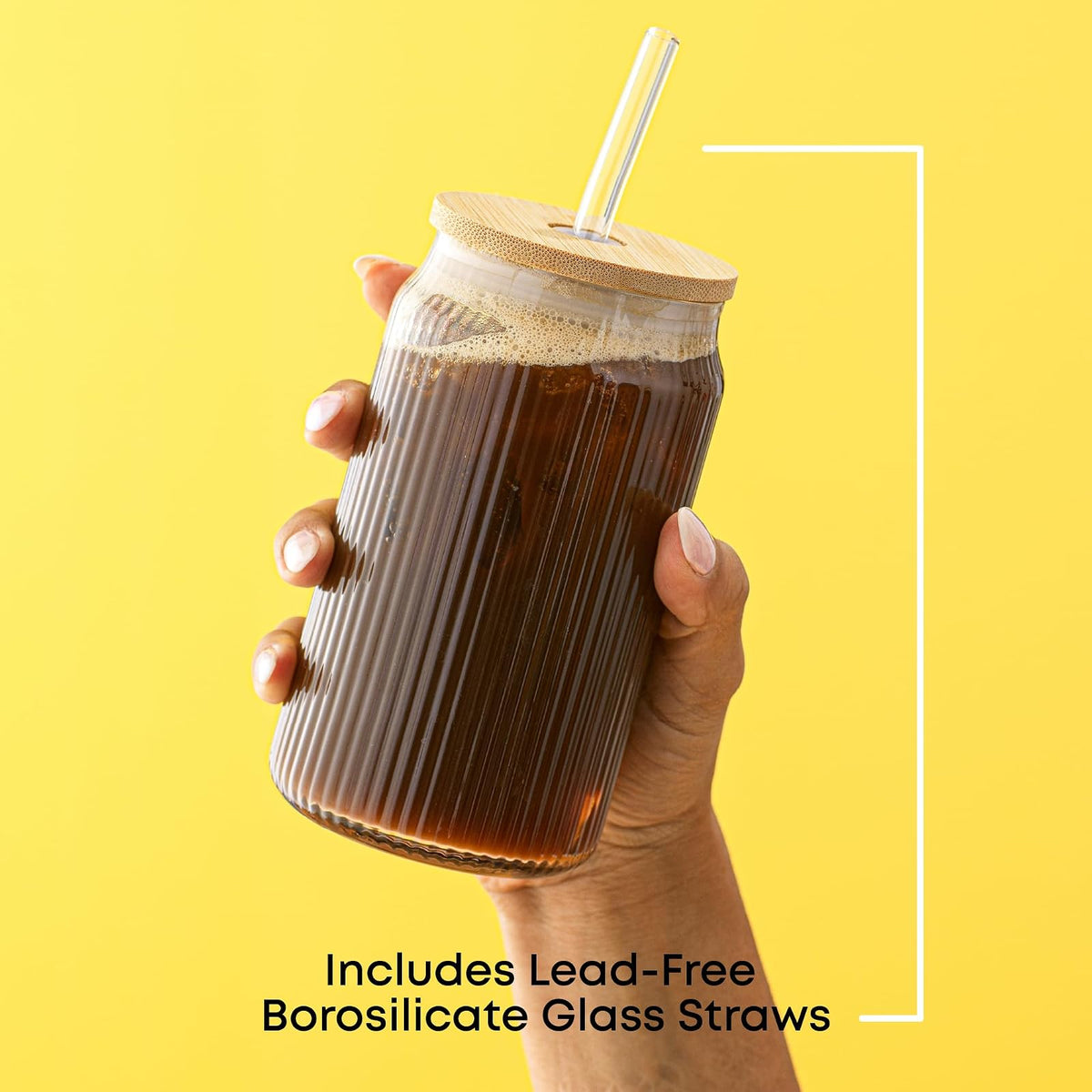 JoyJolt - Vasos de vidrio estriados con tapas de bambú y popotes de vidrio, juego de 4 vasos acanalados con forma de lata de 16 onzas con tapas y popotes, tazas de café helado, vasos de cóctel/cerveza