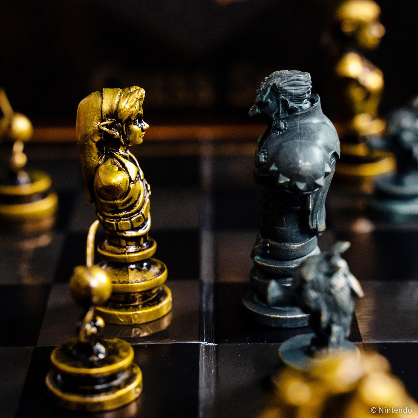 The Legend of Zelda Collector's Chess Set, juego de estrategia Link vs. Ganondorf, 32 piezas personalizadas de héroe y villano, juego de mesa clásico para fanáticos de Zelda, con licencia oficial de