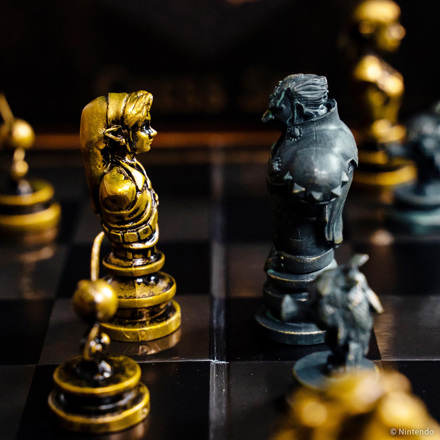The Legend of Zelda Collector's Chess Set, juego de estrategia Link vs. Ganondorf, 32 piezas personalizadas de héroe y villano, juego de mesa clásico para fanáticos de Zelda, con licencia oficial de