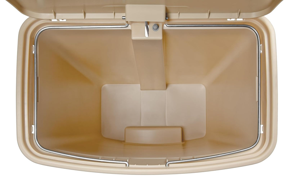 Rubbermaid Commercial Products Streamline® – Contenedor Delgado para Espacios Reducidos, Bote con Pedal Frontal, Cierre Silencioso y Bisagra que No Daña la Pared, Capacidad de 15 L, Beige 1883455