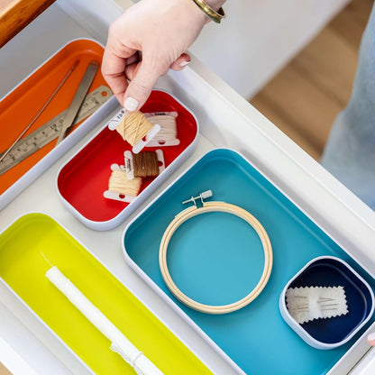 Tres por tres Seattle - Juego de 5 bandejas organizadoras de metal poco profundas para almacenar maquillaje, papelería, utensilios y más en computadora de oficina, cocina y baño (1 pulgada, varios