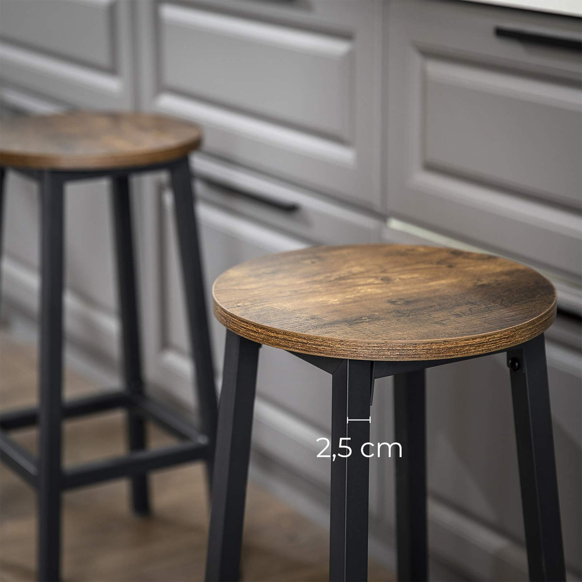 VASAGLE Taburete de Bar, Juego de 2, con Estructura de Metal | Sillas de Cocina con Reposapiés, Fácil Montaje, para Salón, Comedor, Marrón Rústico y Negro, Colección BARNET MLBC32X