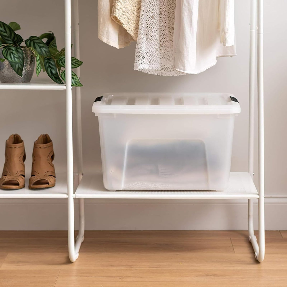 IRIS USA 4 Contenedores de 40 Qt con Tapa, Perla | Oculta el contenido para una apariencia limpia. Ideal para mudanzas, cobijas, ropa y garaje. Diseño anidable.